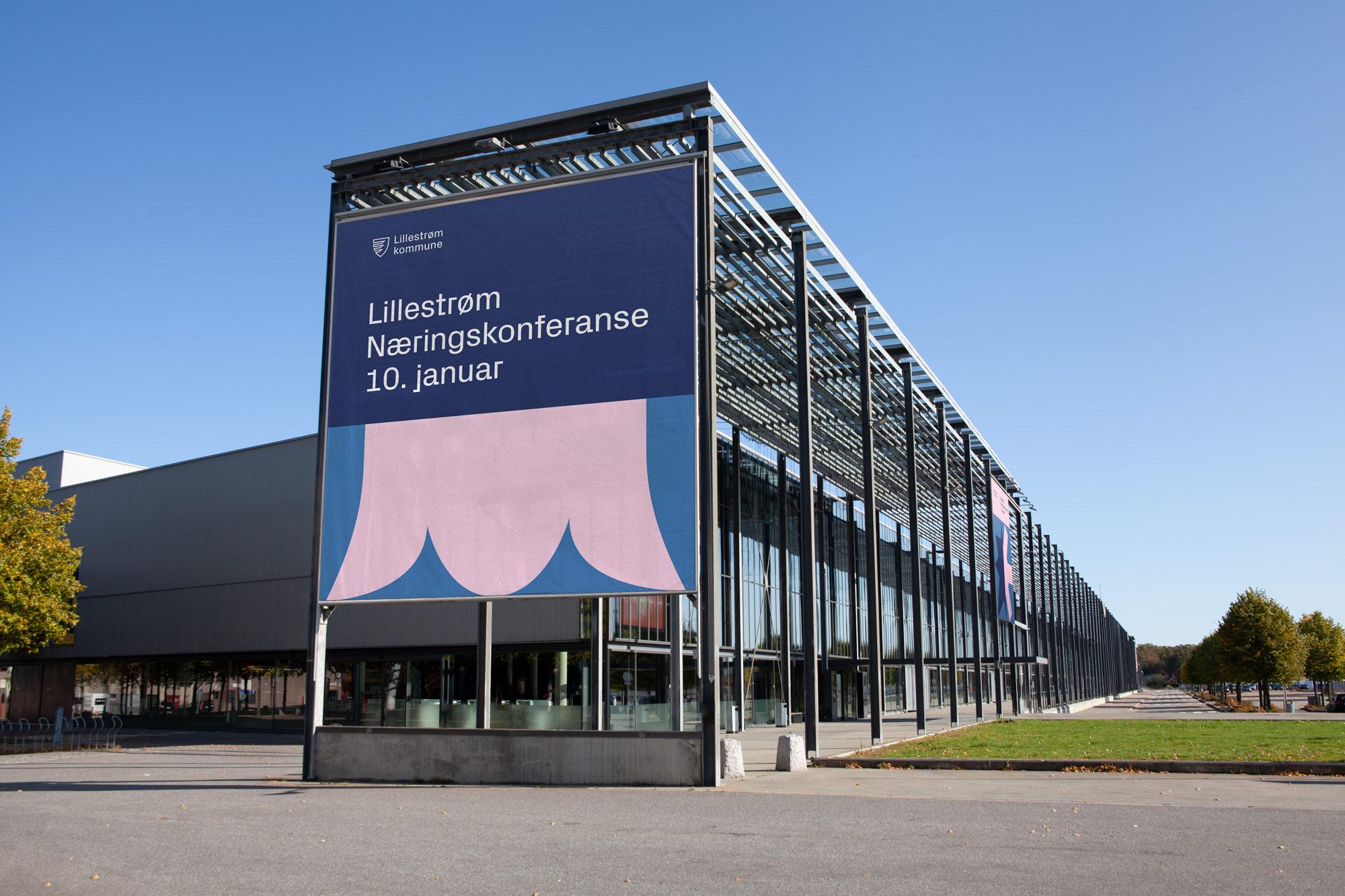 Konferanse senter med store bannere fra lillestrøm kommune